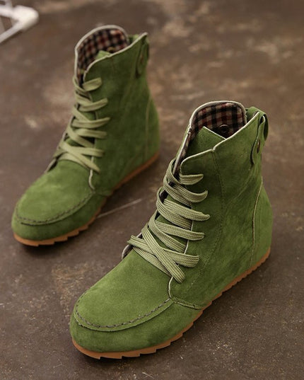 Flat bottom strap fastening boots