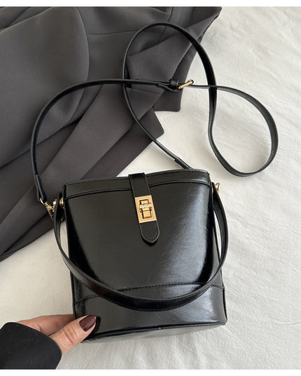 Hand Holding Bucket  Women's One Shoulder Crossbody Bag