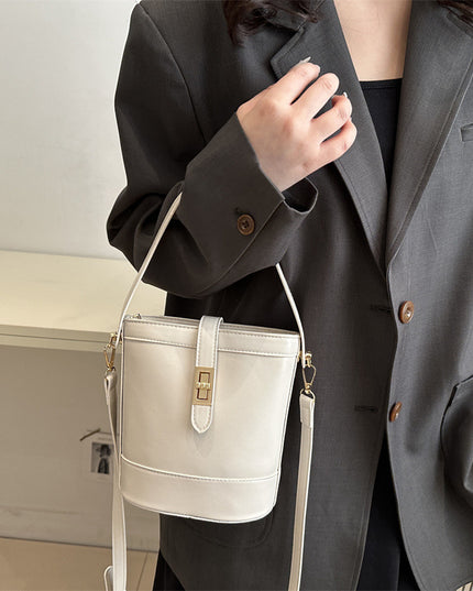 Hand Holding Bucket  Women's One Shoulder Crossbody Bag