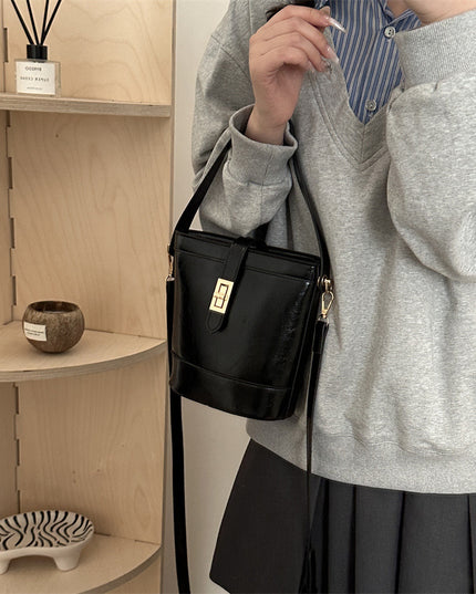 Hand Holding Bucket  Women's One Shoulder Crossbody Bag